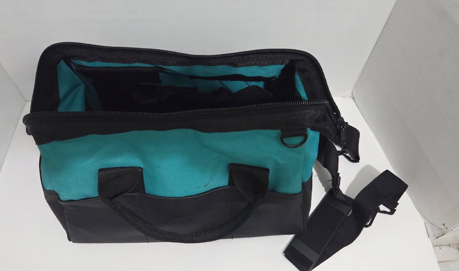 Makita 14″x 9″ x 11″ Tool Bag/Case 8 Pockets Fr 18V Drill, Saw 18 Volt No TOOLS