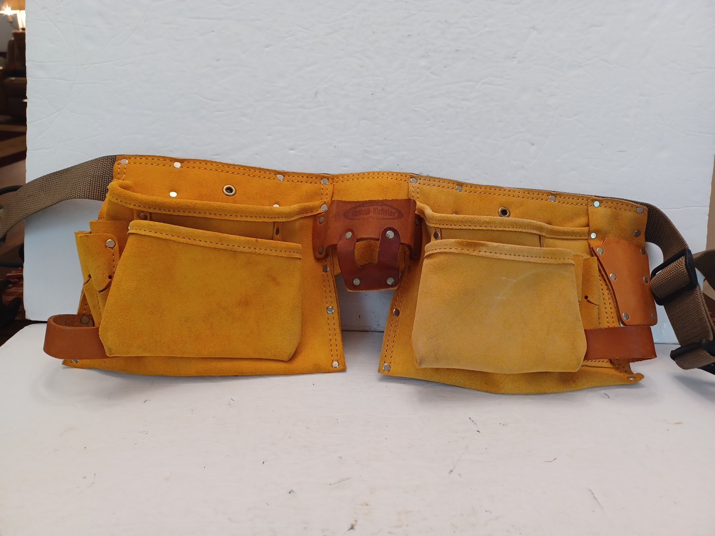 MCGUIRE-NICHOLAS 14-Pocket Leather Tool Belt SELLING AS USED/SEE PHOTOS