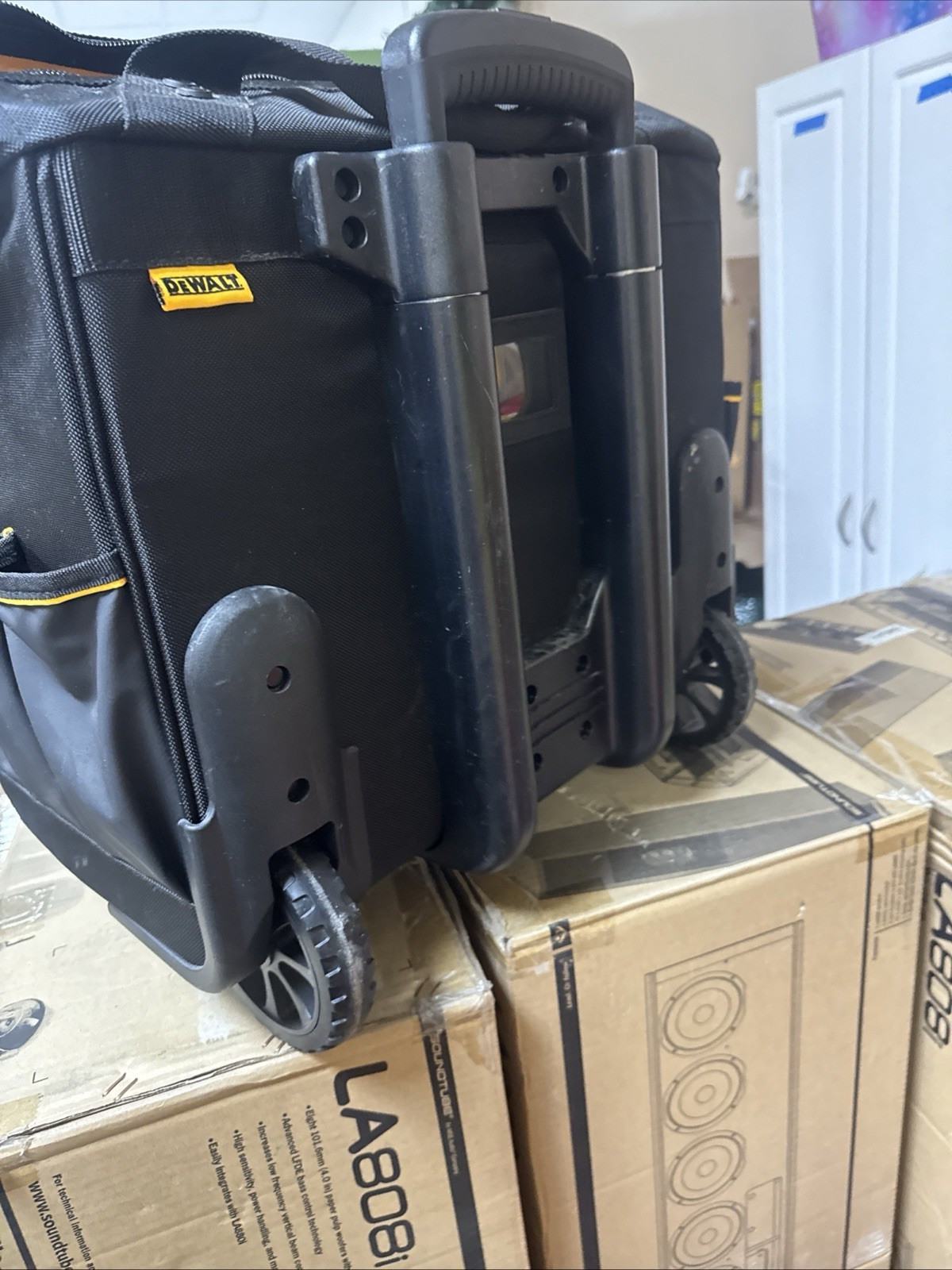 (In the USA) DeWALT DWST560107 18″ PRO Durable Water Resistant Rolling Tool Bag